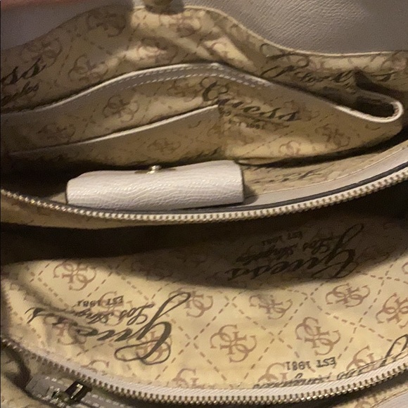 Guess purse - Picture 6 of 6